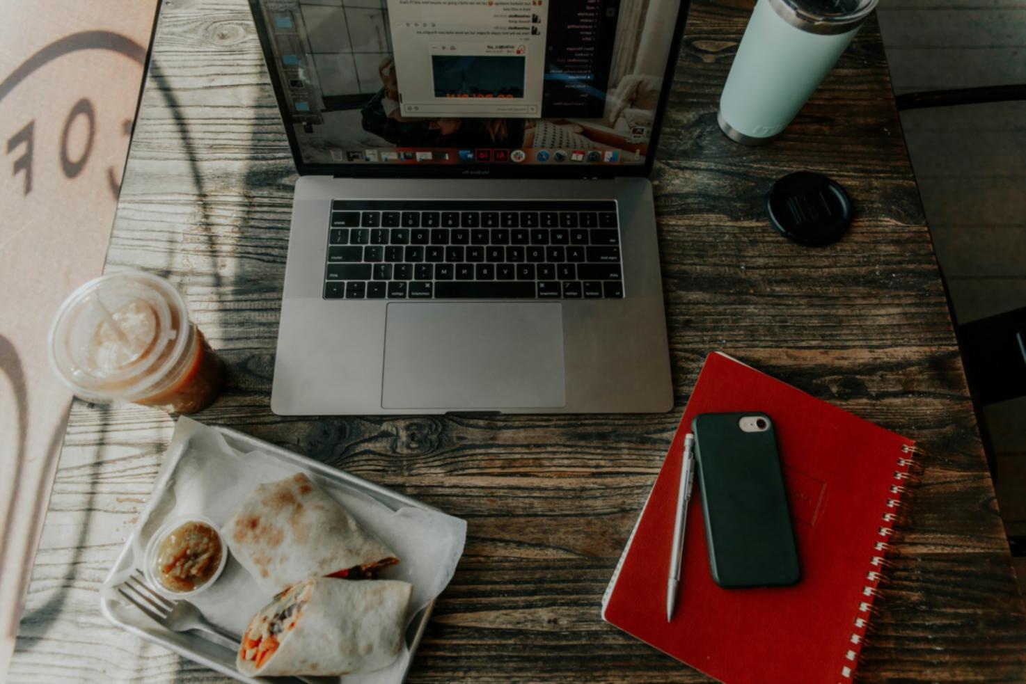 Analisi finanziaria professionale con grafici e documenti su scrivania moderna