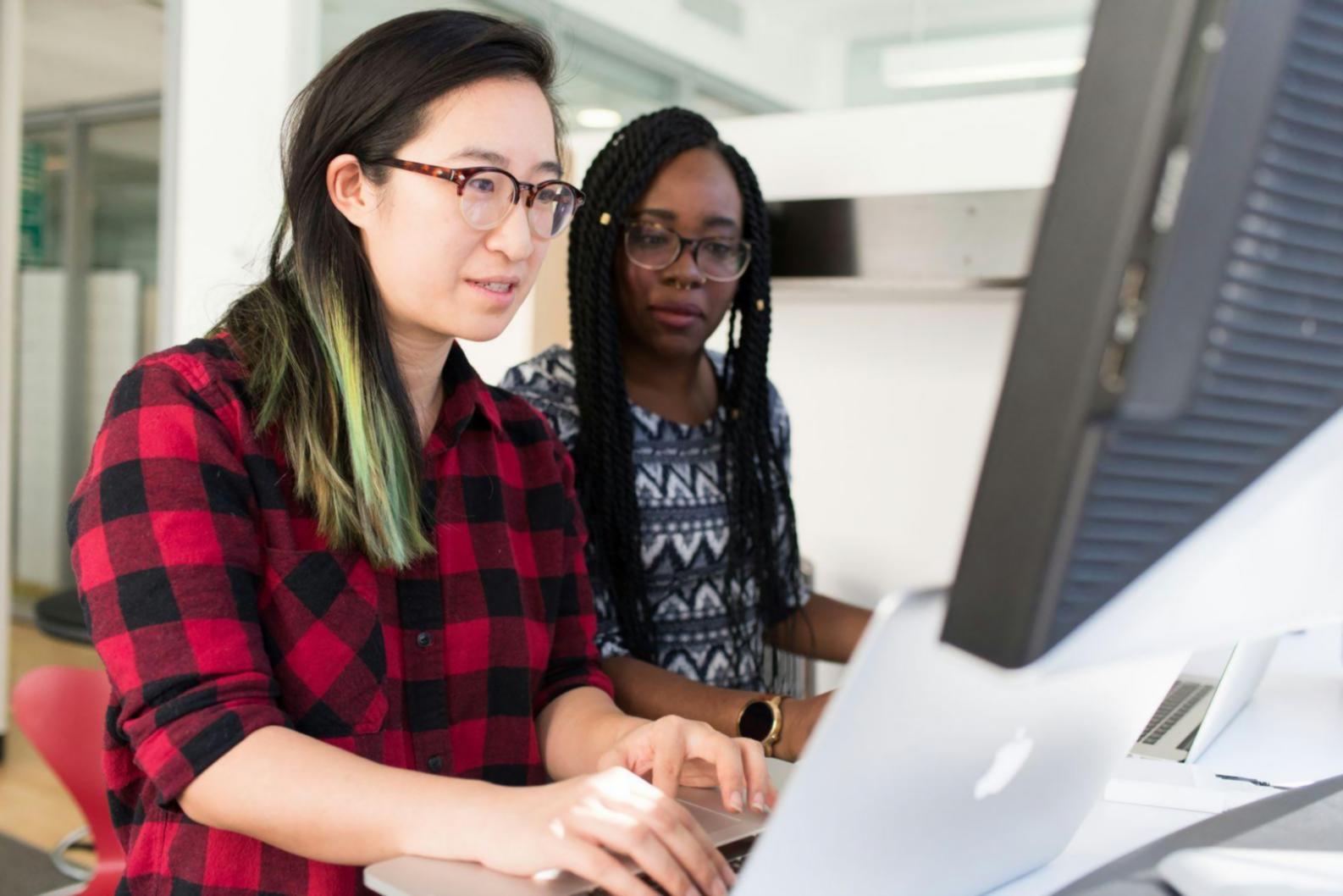 Pianificazione strategica finanziaria con strumenti digitali e report analitici