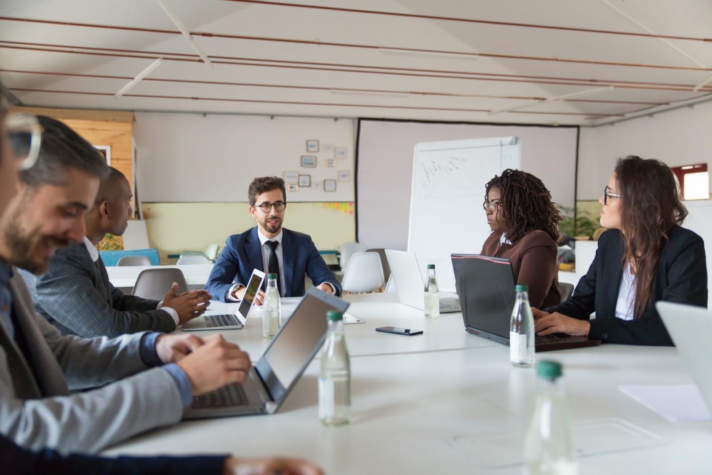 Sessione di analisi finanziaria con cliente